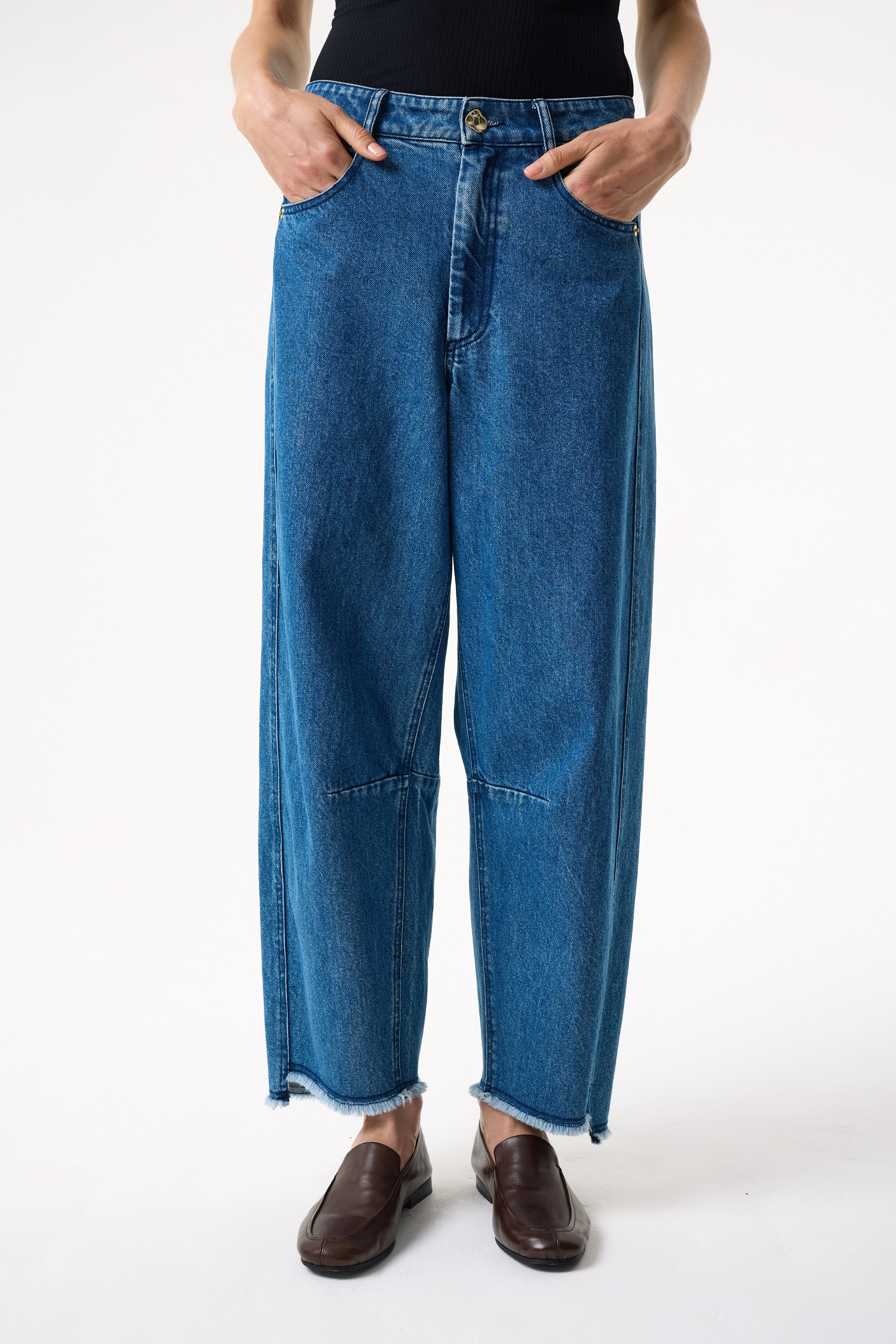 BLAKE MID WASH BLUE BARREL JEANS