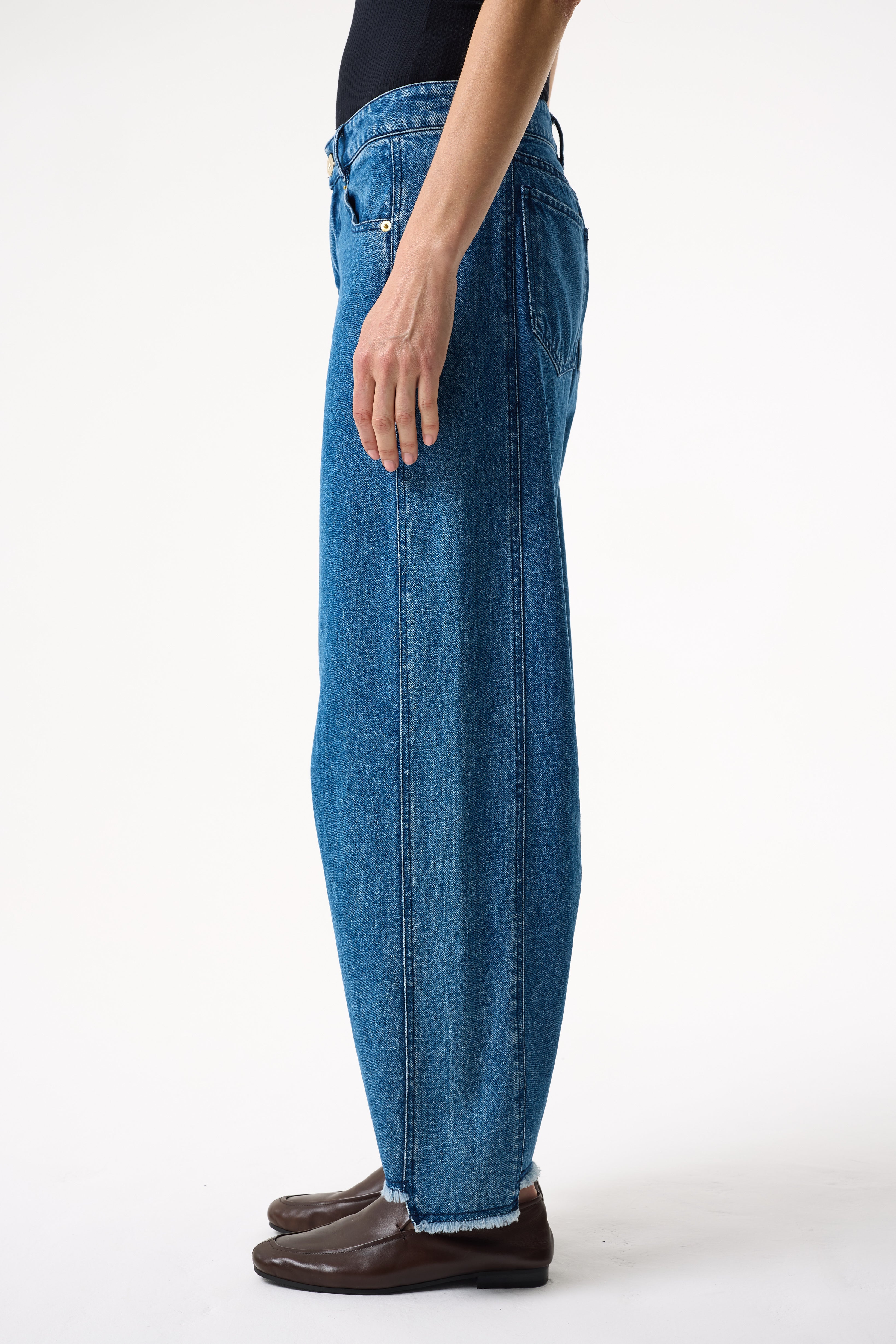 BLAKE MID WASH BLUE BARREL JEANS