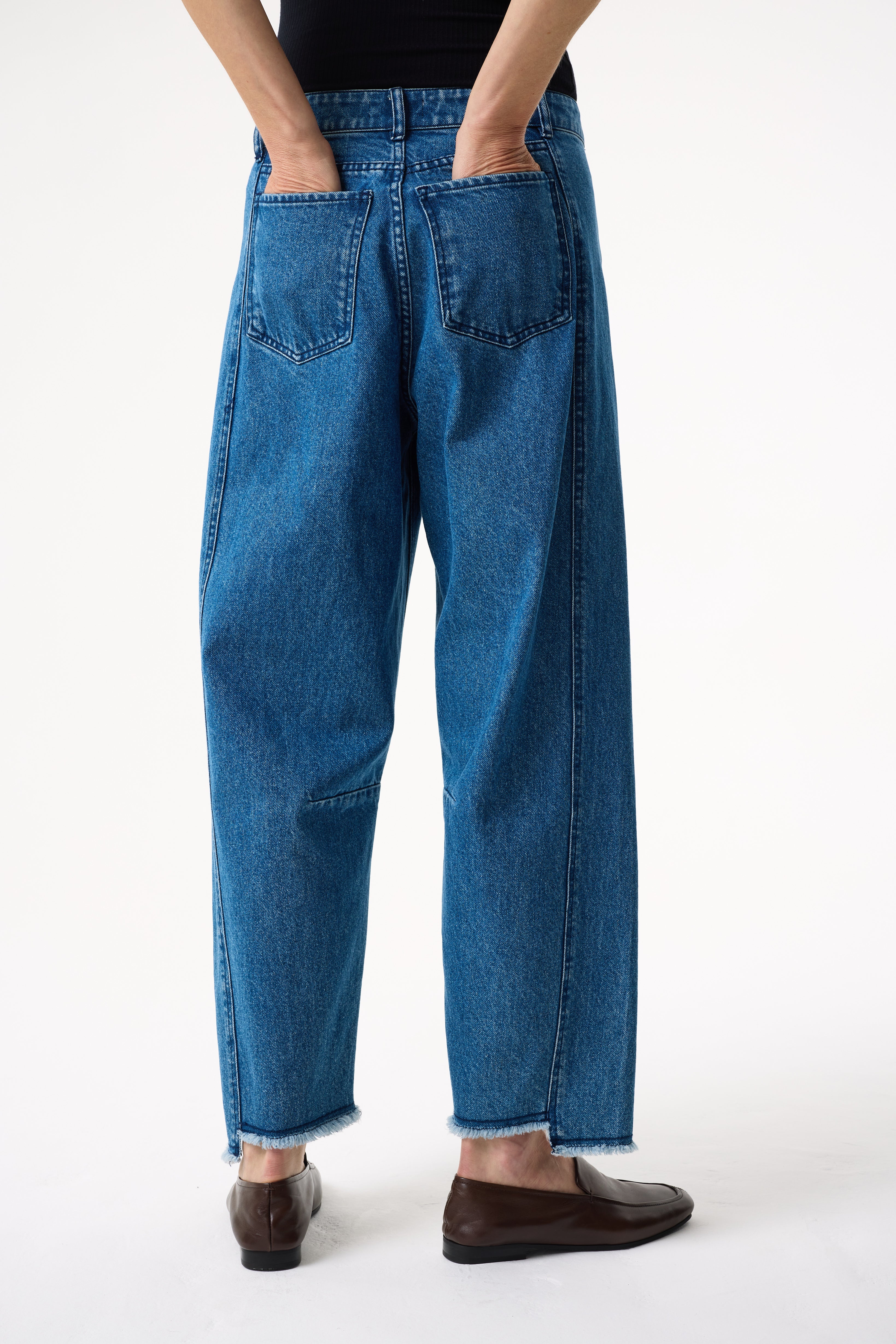 BLAKE MID WASH BLUE BARREL JEANS
