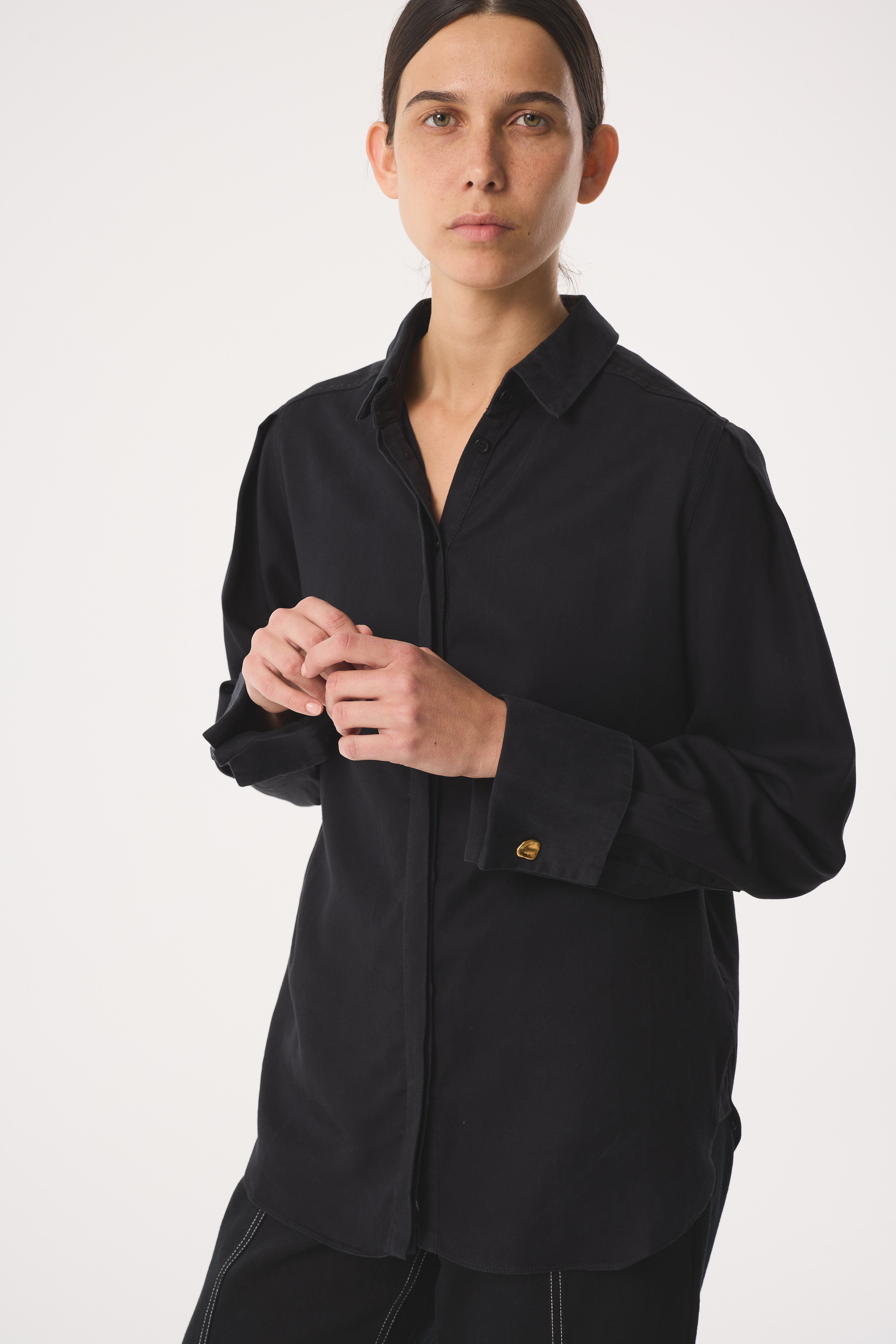 AMY POWNEY X MONICA VINADER SHIRT AND PEARL CUFFLINK SET