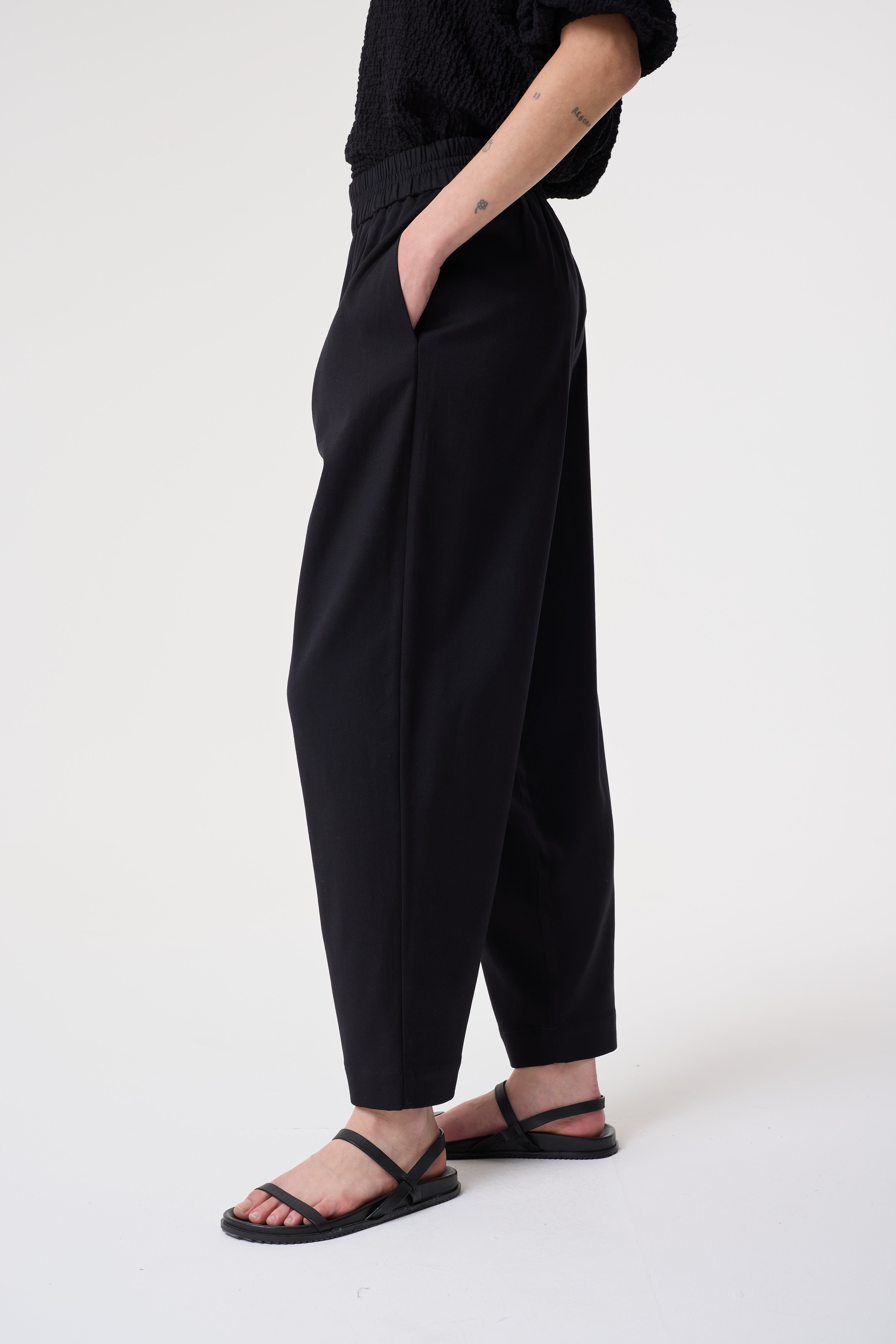 XAVIA BLACK TROUSERS