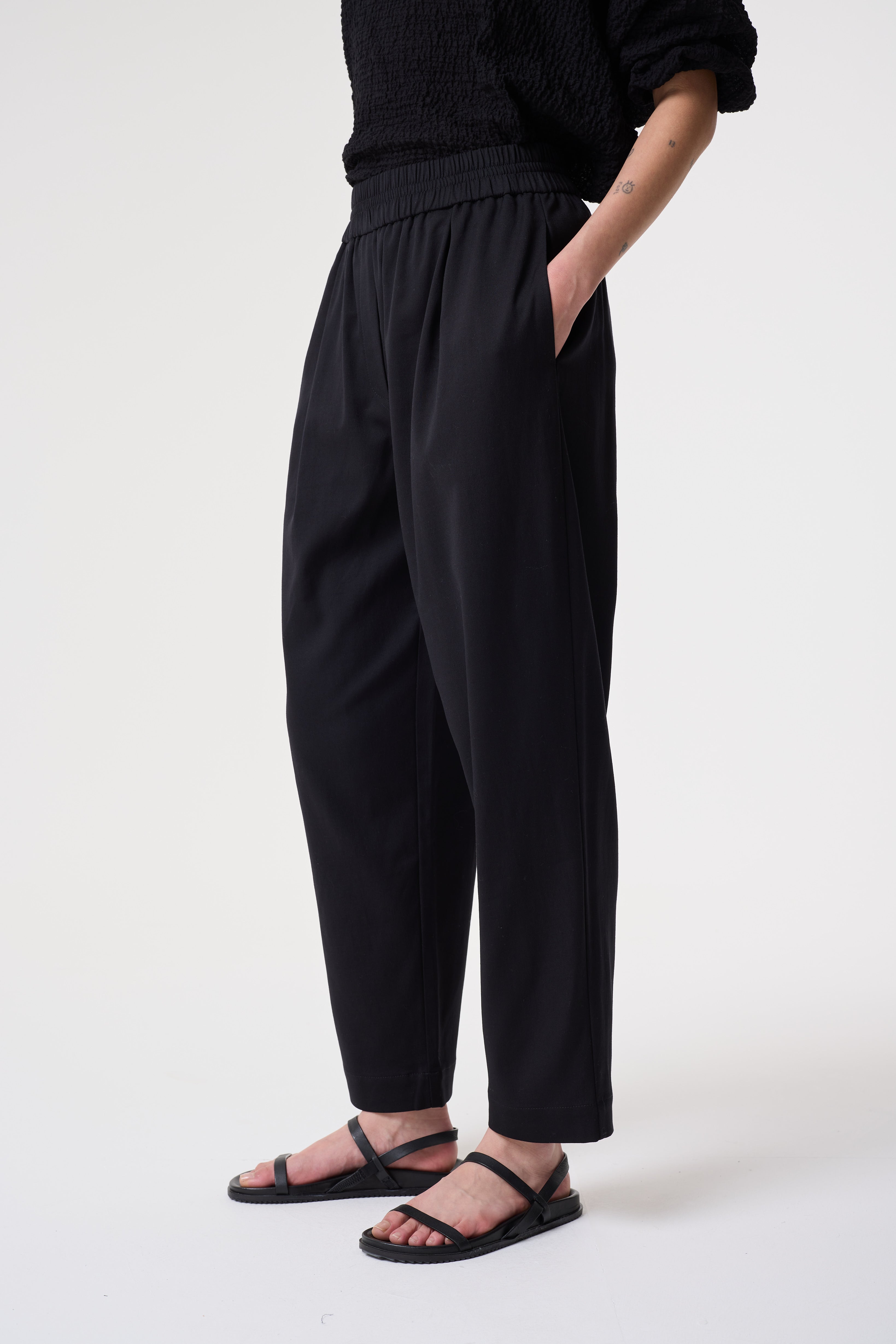 XAVIA BLACK TROUSERS
