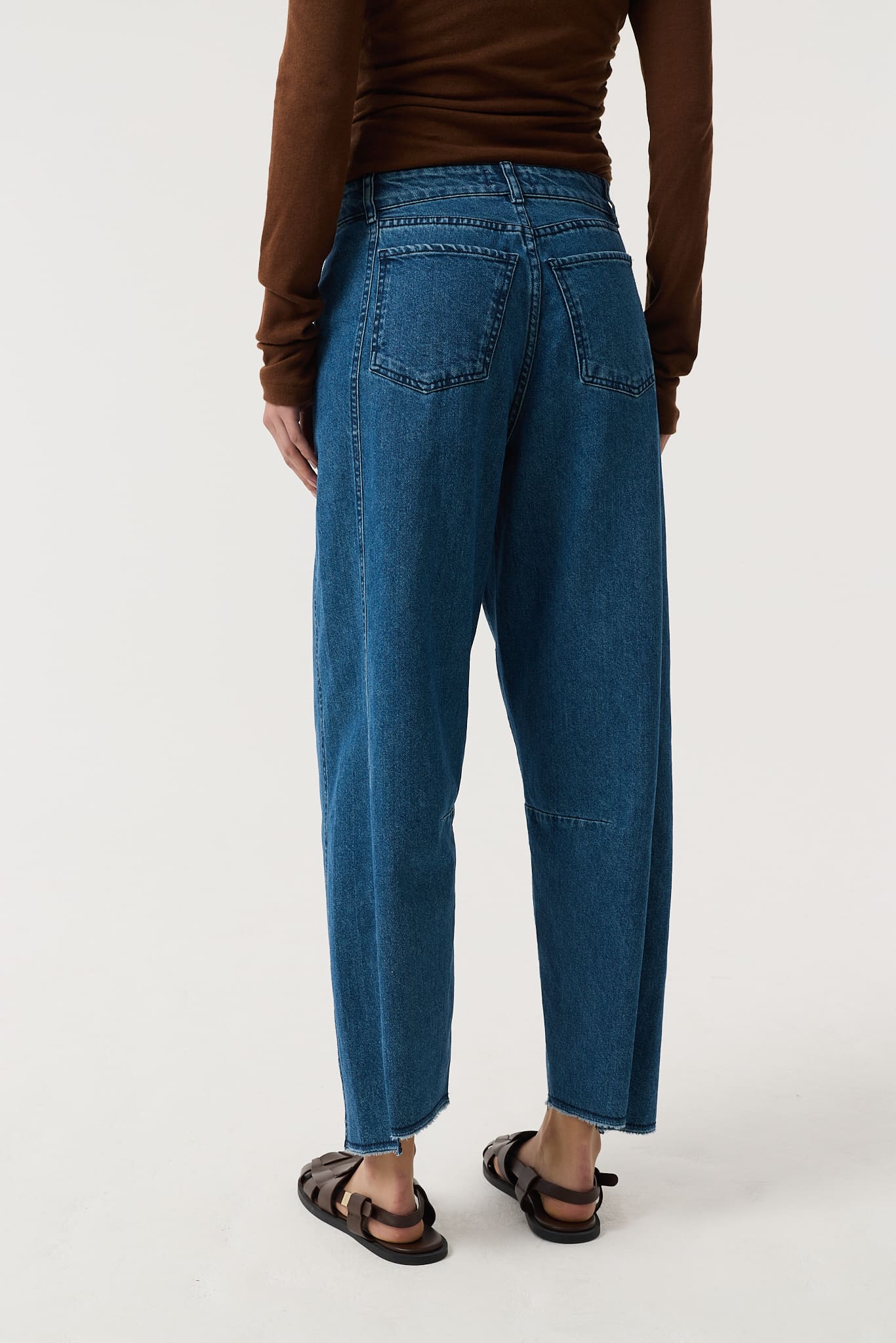 BLAKE MID WASH BLUE BARREL JEANS