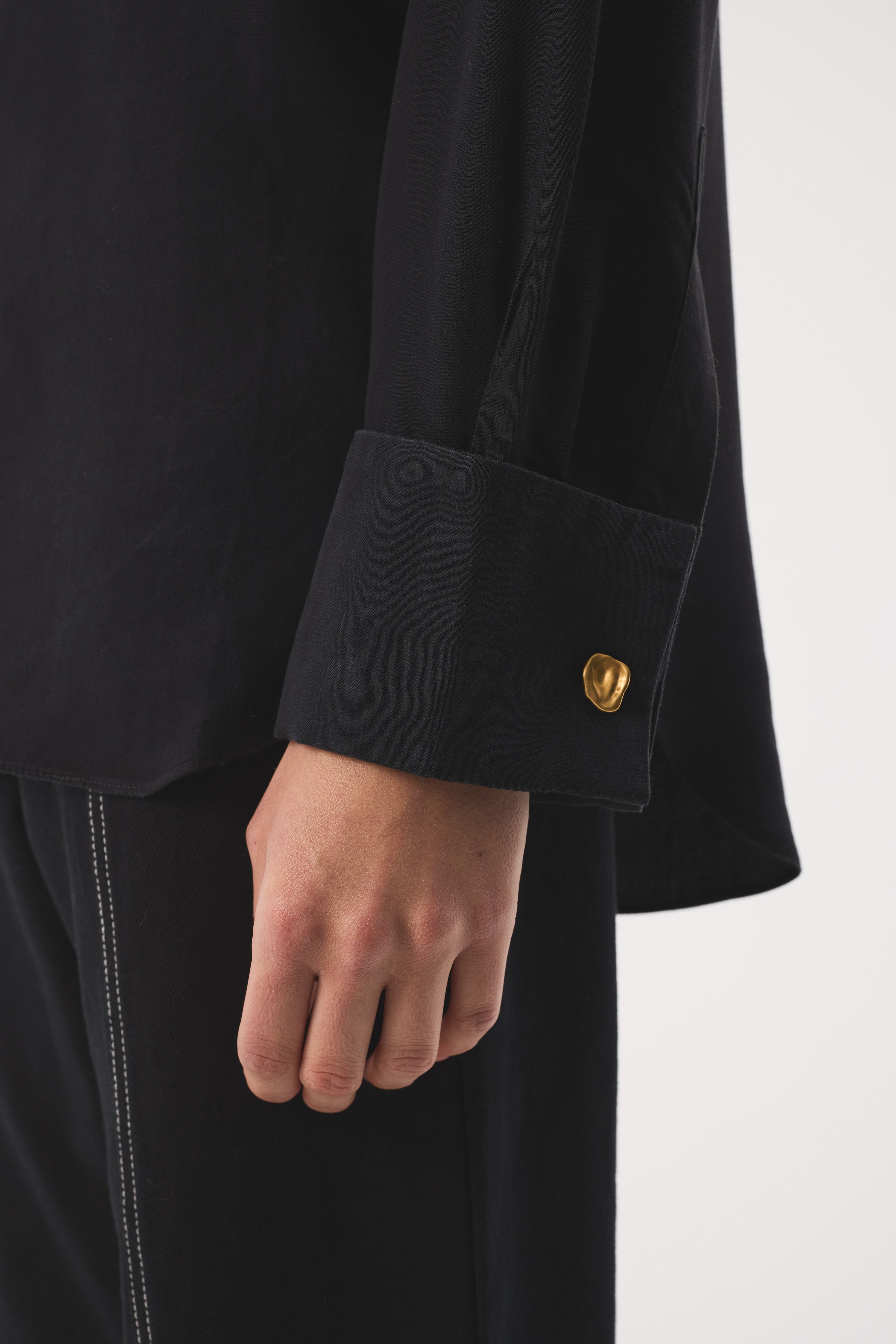 AMY POWNEY X MONICA VINADER SHIRT AND PEARL CUFFLINK SET