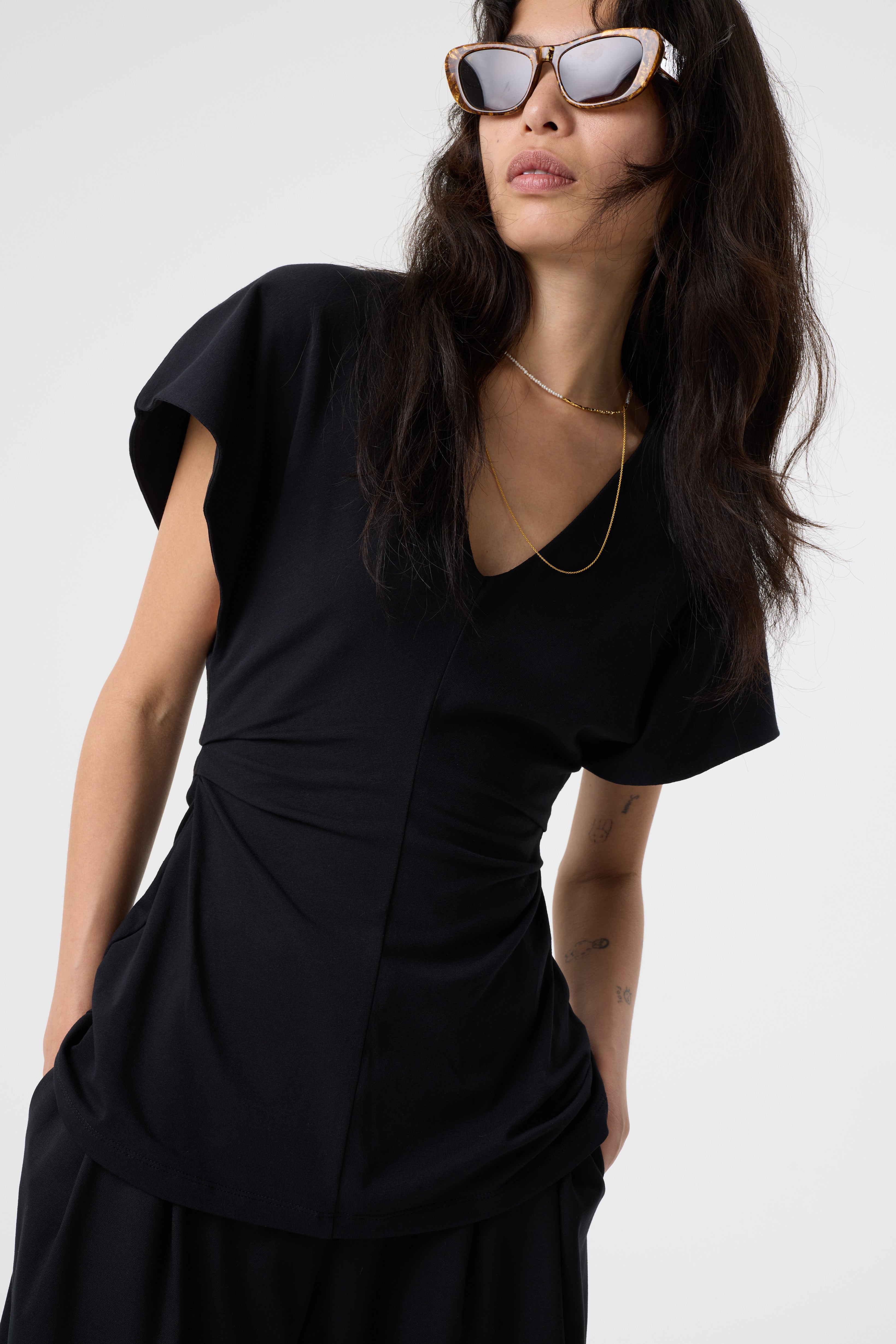 ESSIE BLACK TOP