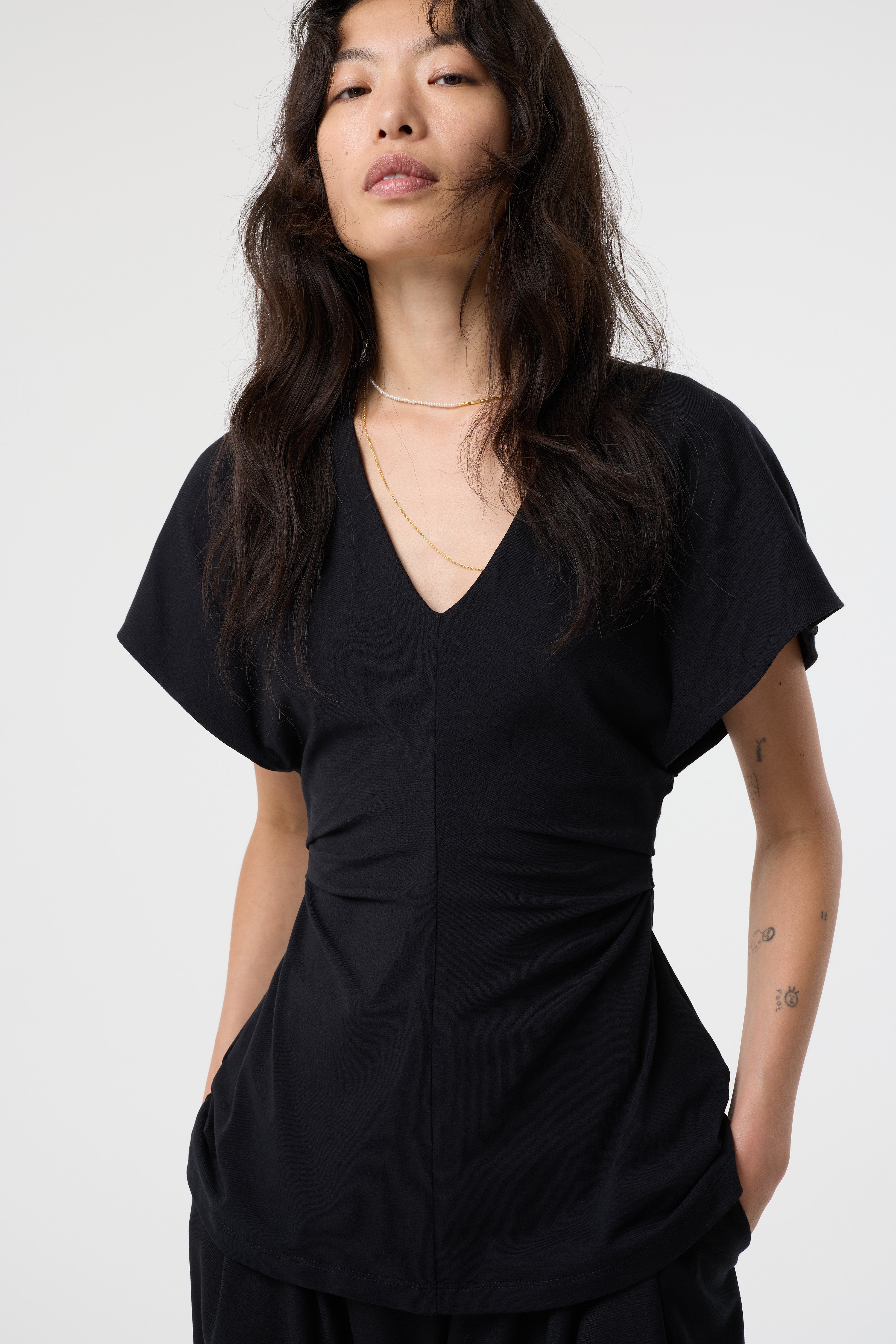 ESSIE BLACK TOP