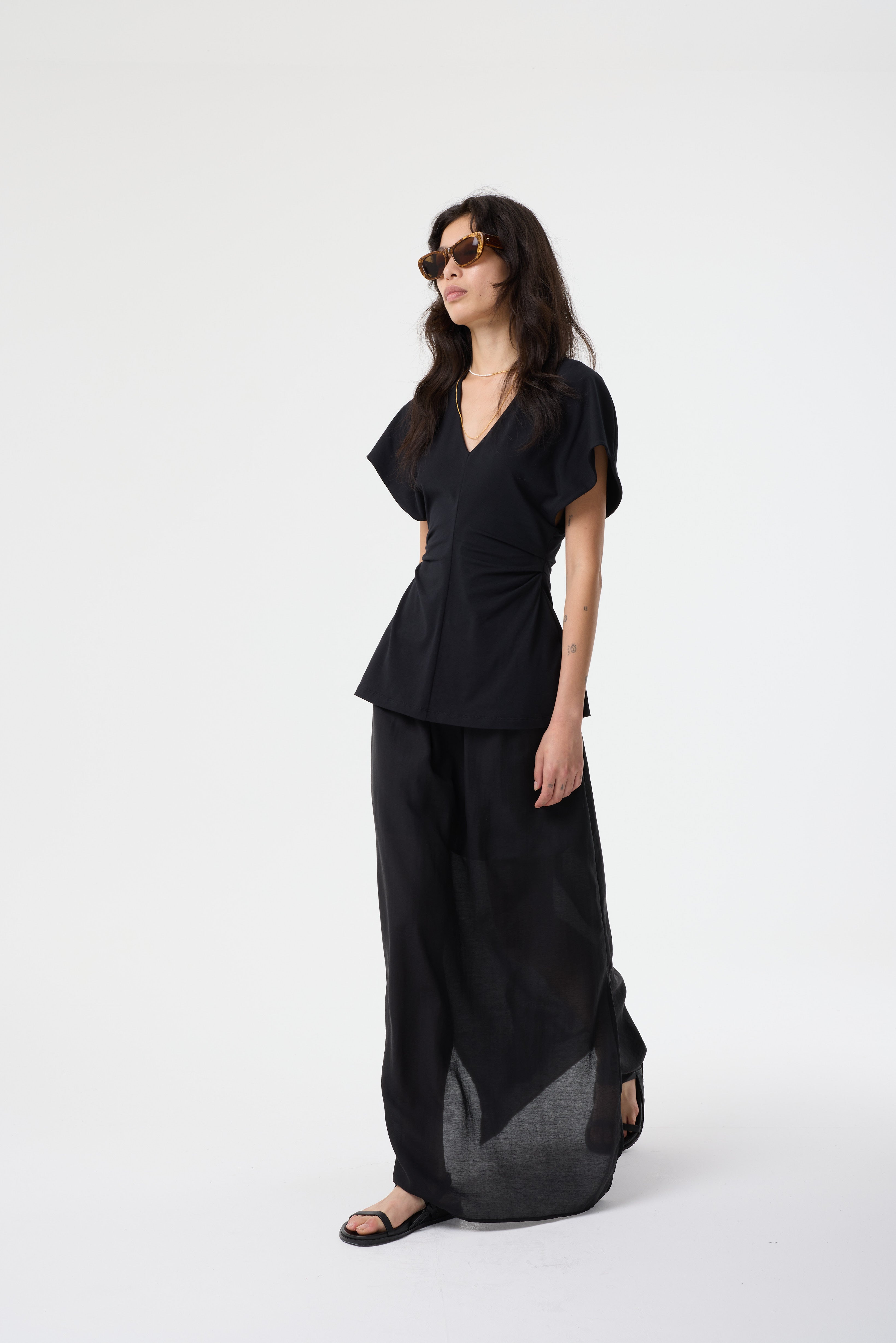 ESSIE BLACK TOP